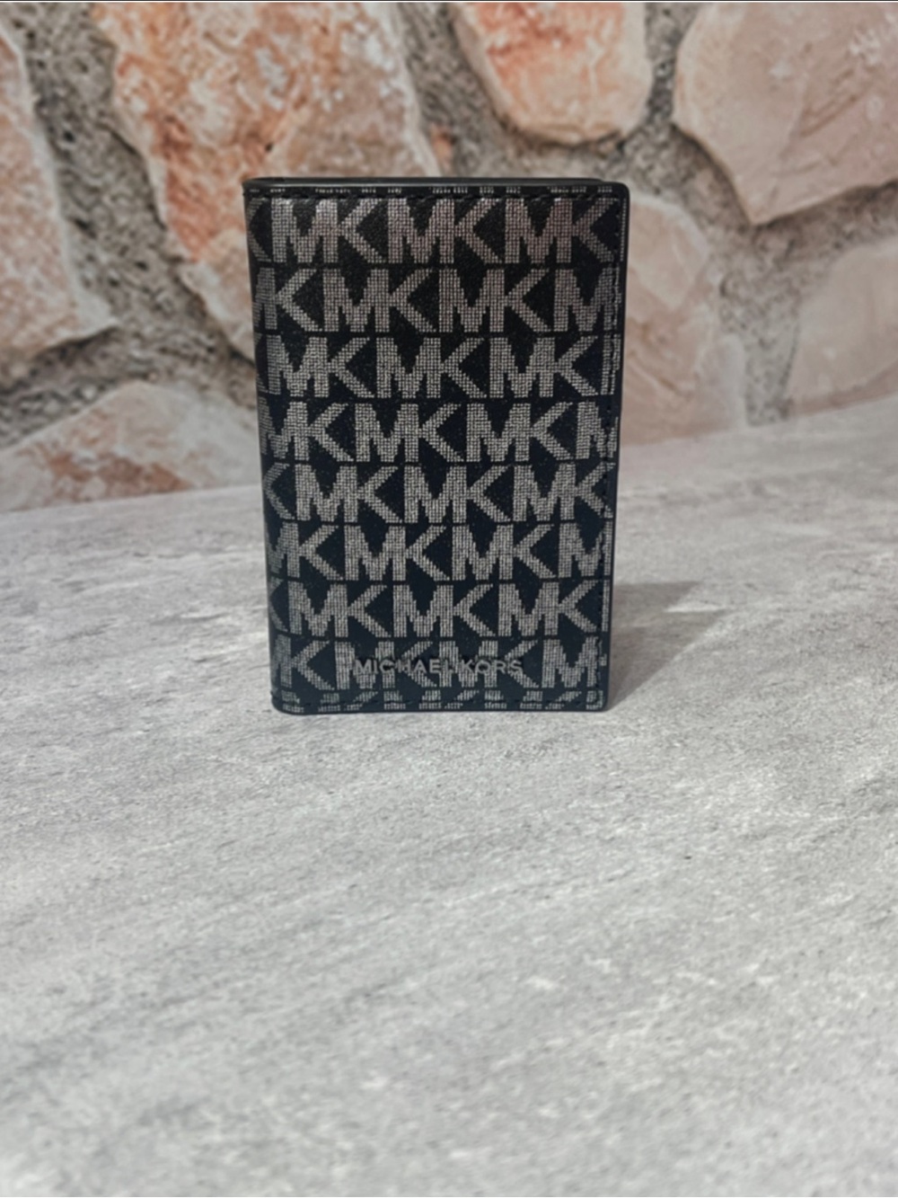 Michael Kors Hudson Folding Card Case
Metallic Foil Logo Black/Silver